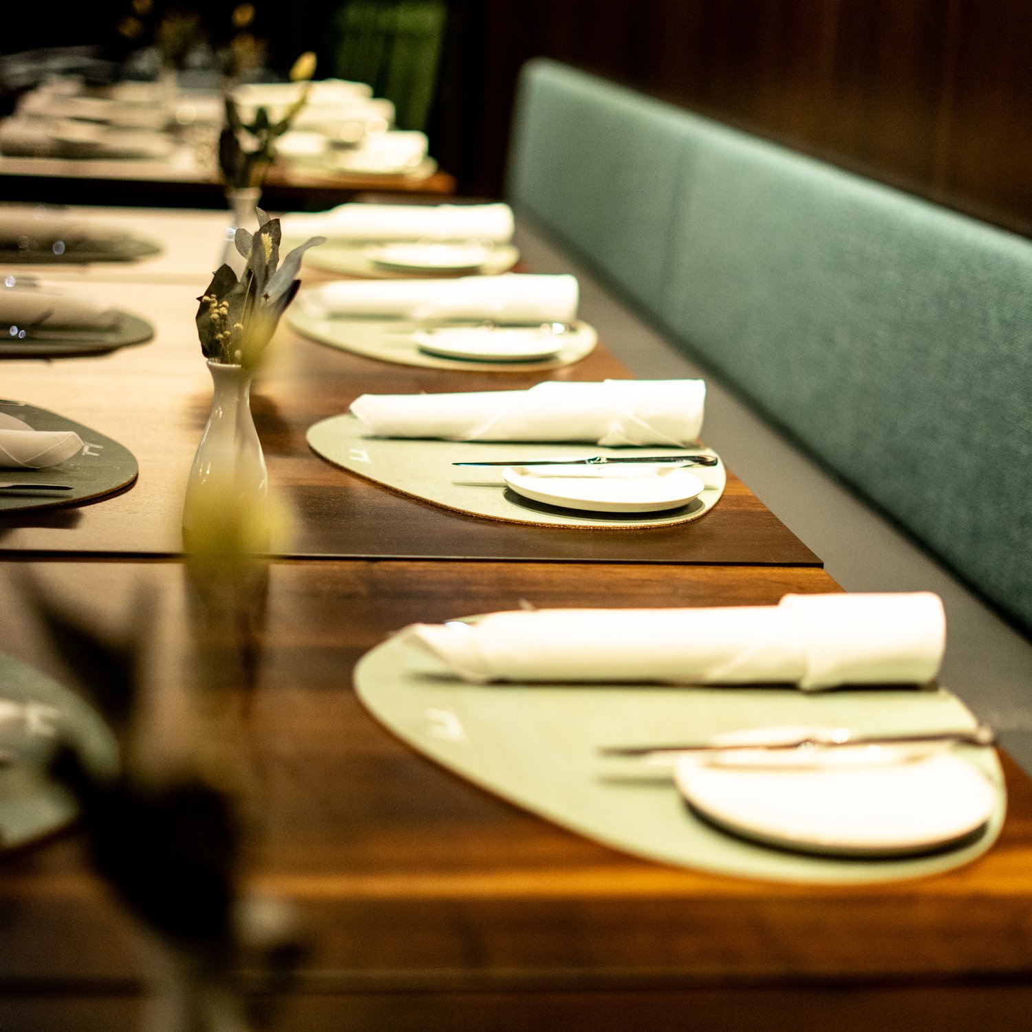 anna-restaurant-bankettsitzbank-gruener-stoff-gedecke