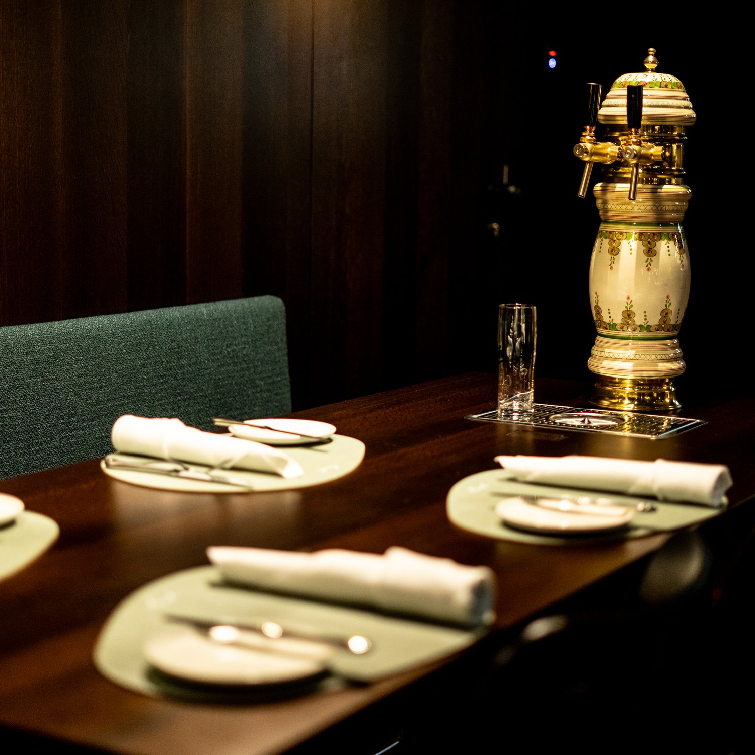 anna-restaurant-bierhahn-blaue-sitzbank-holz