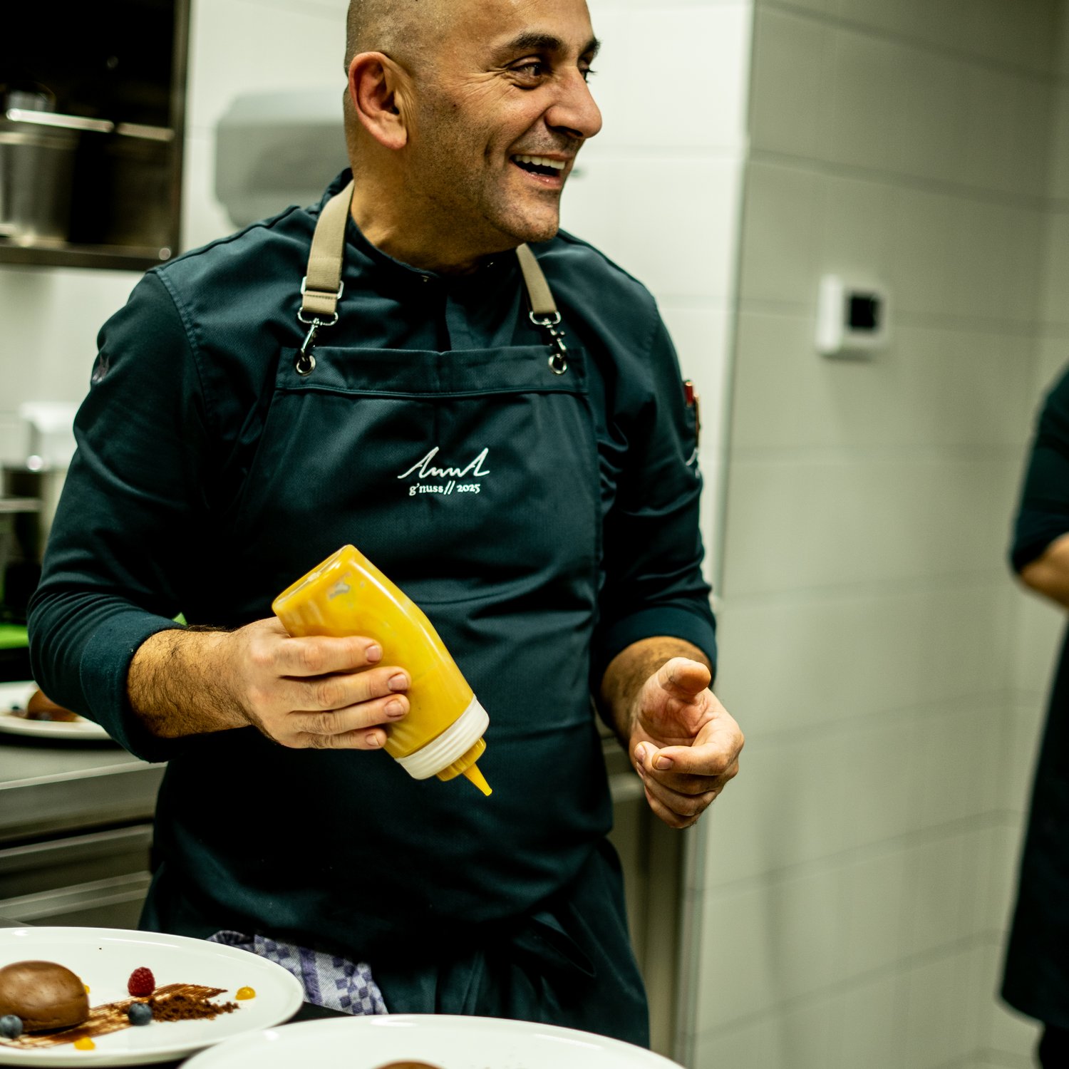 anna-restaurant-chefkoch-lachend-kueche-desserts