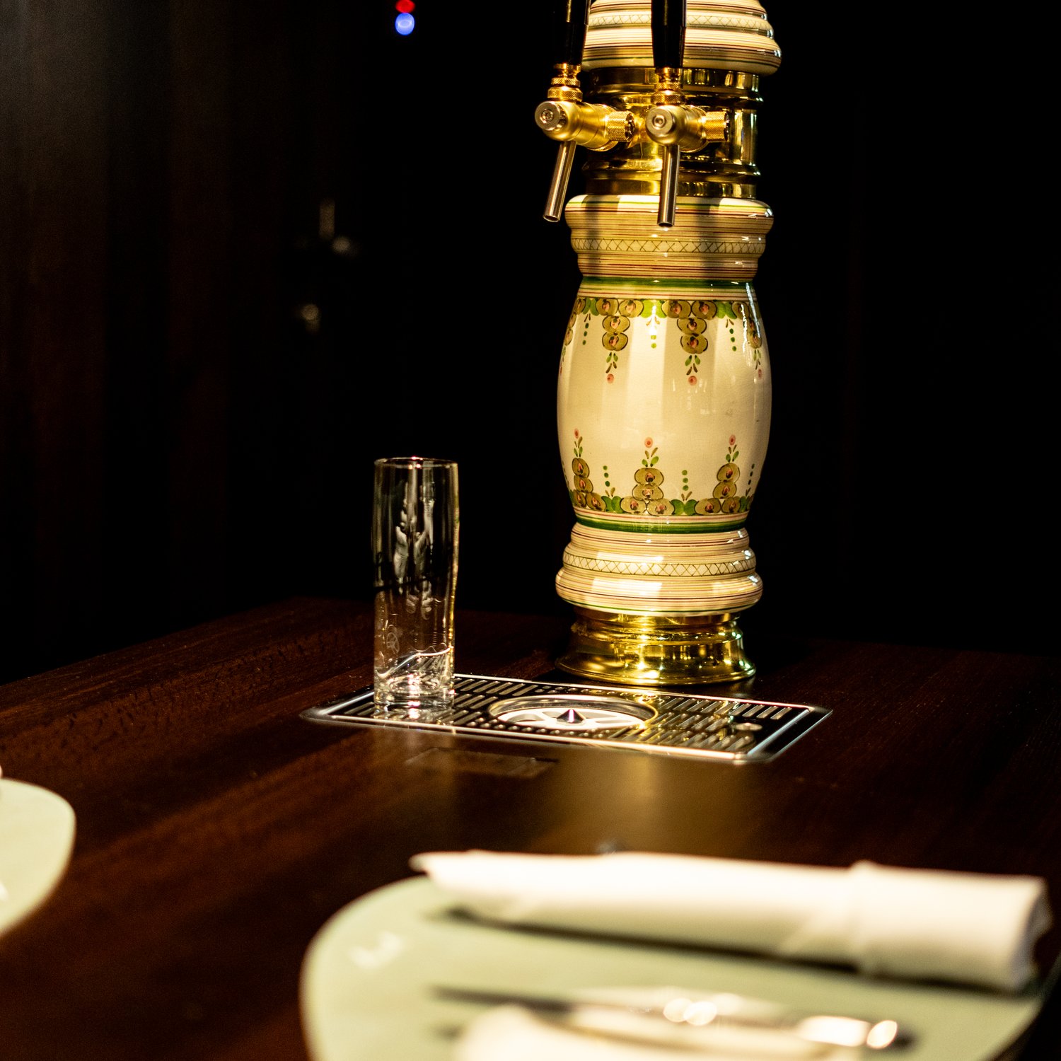 anna-restaurant-dekorativer-bierhahn-keramik-gold