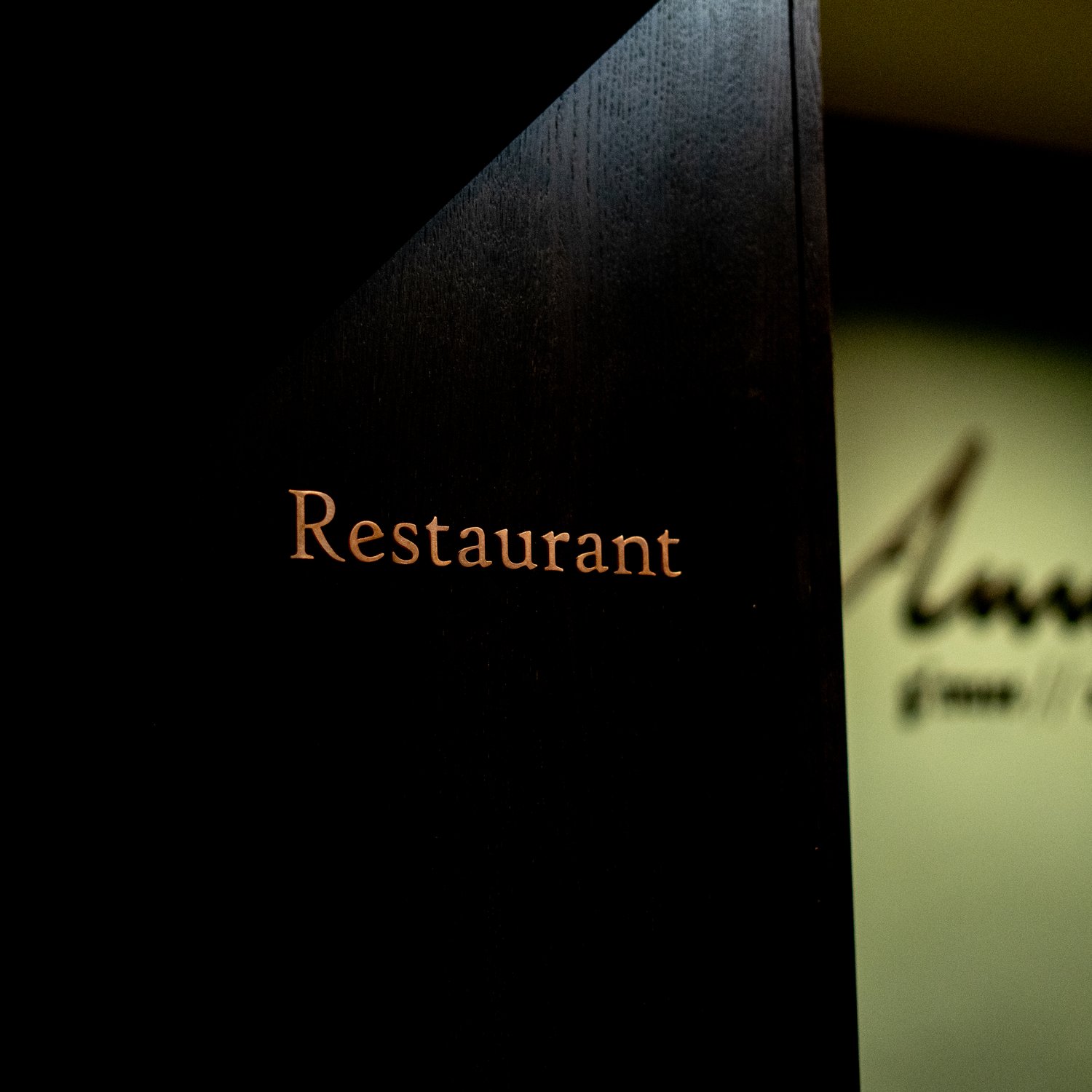 anna-restaurant-eingang-dunkel-leuchtschrift