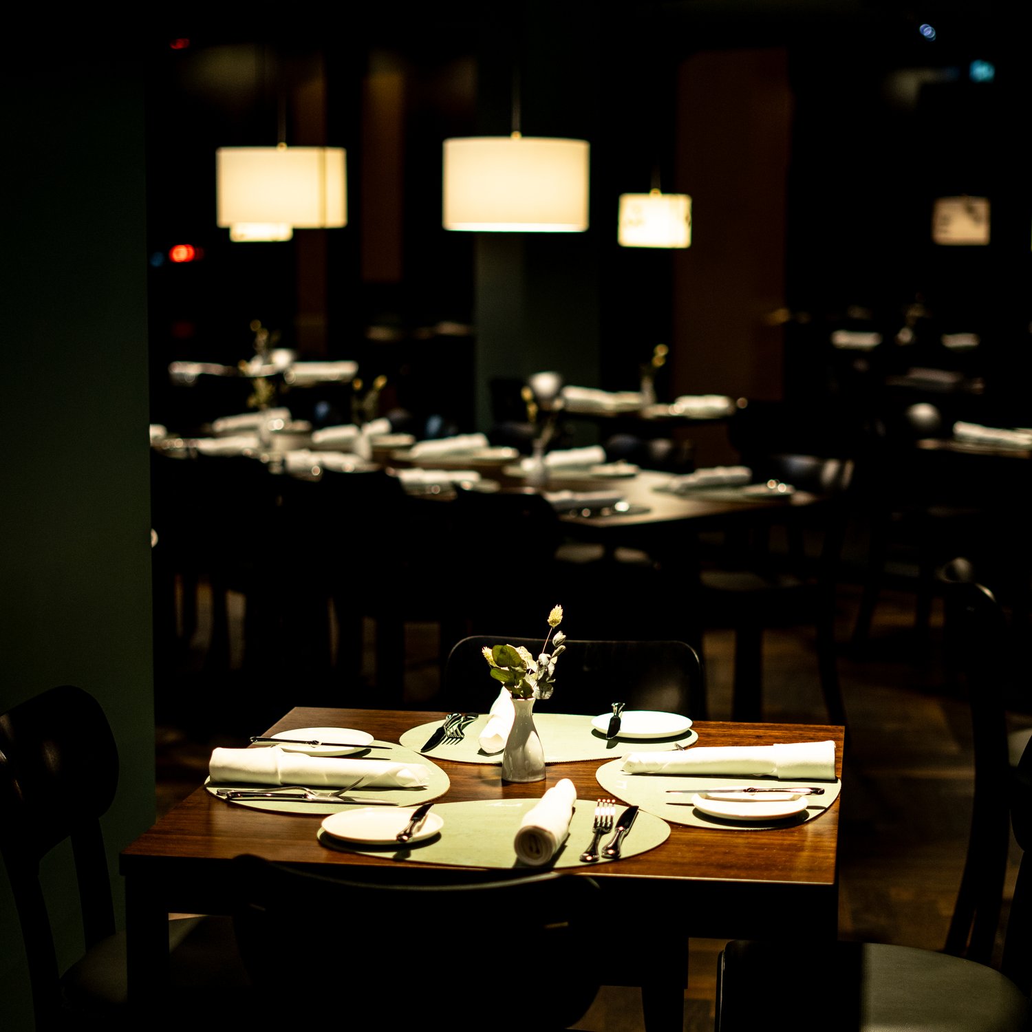 anna-restaurant-gastraum-gedeckte-tische-pendelleuchten