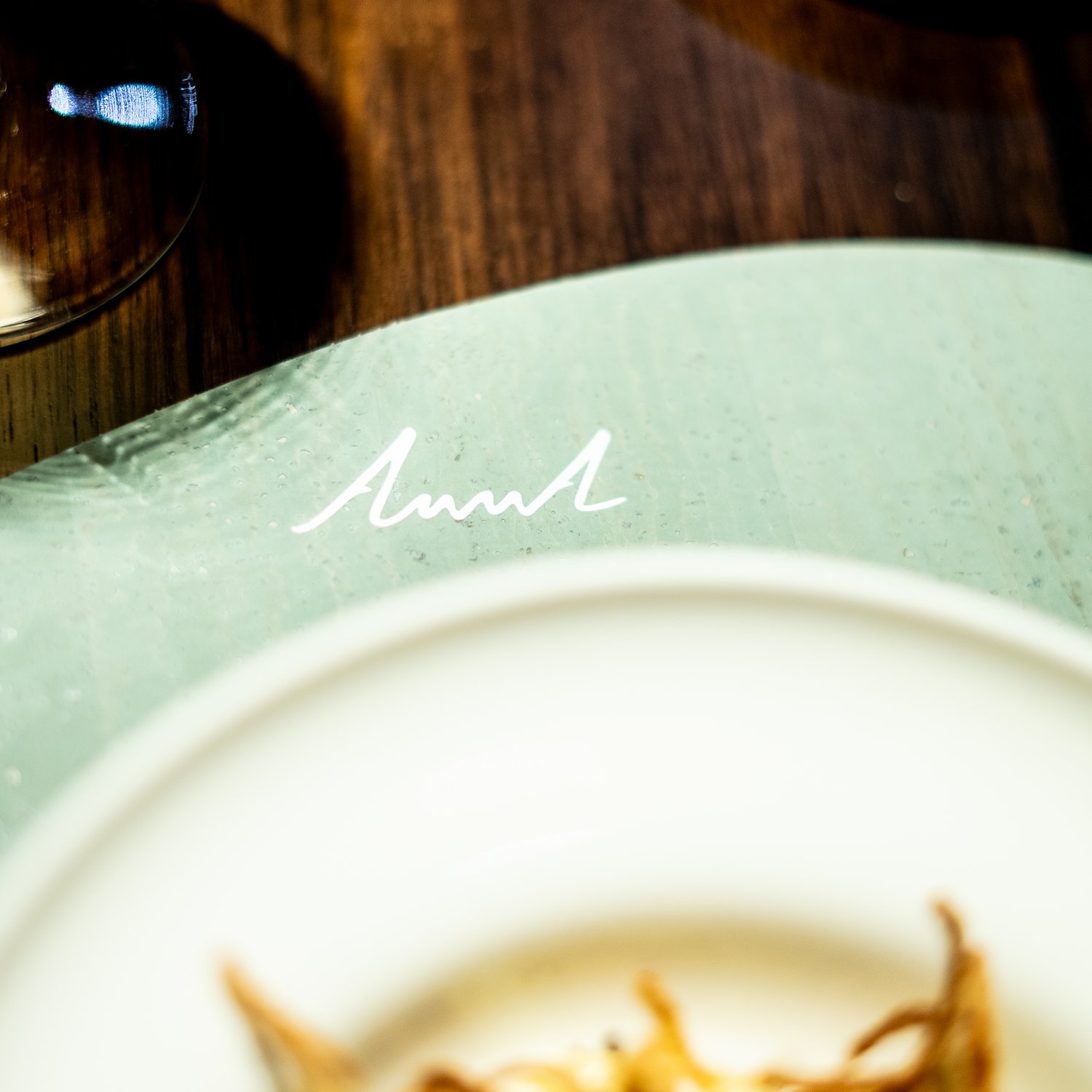 anna-restaurant-gruene-unterlage-knuspriges-gericht