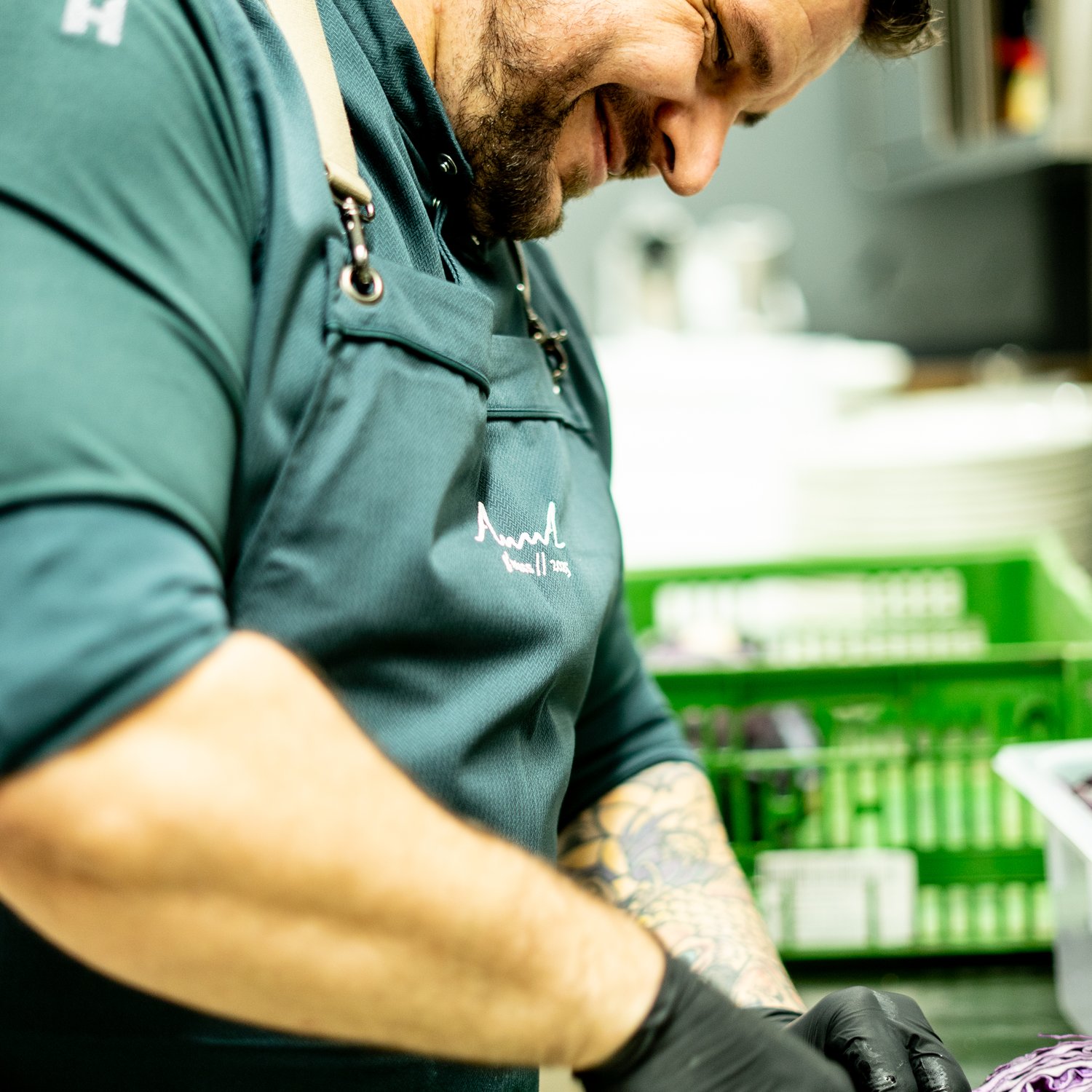 anna-restaurant-koch-schneidet-rotkraut-schuerze