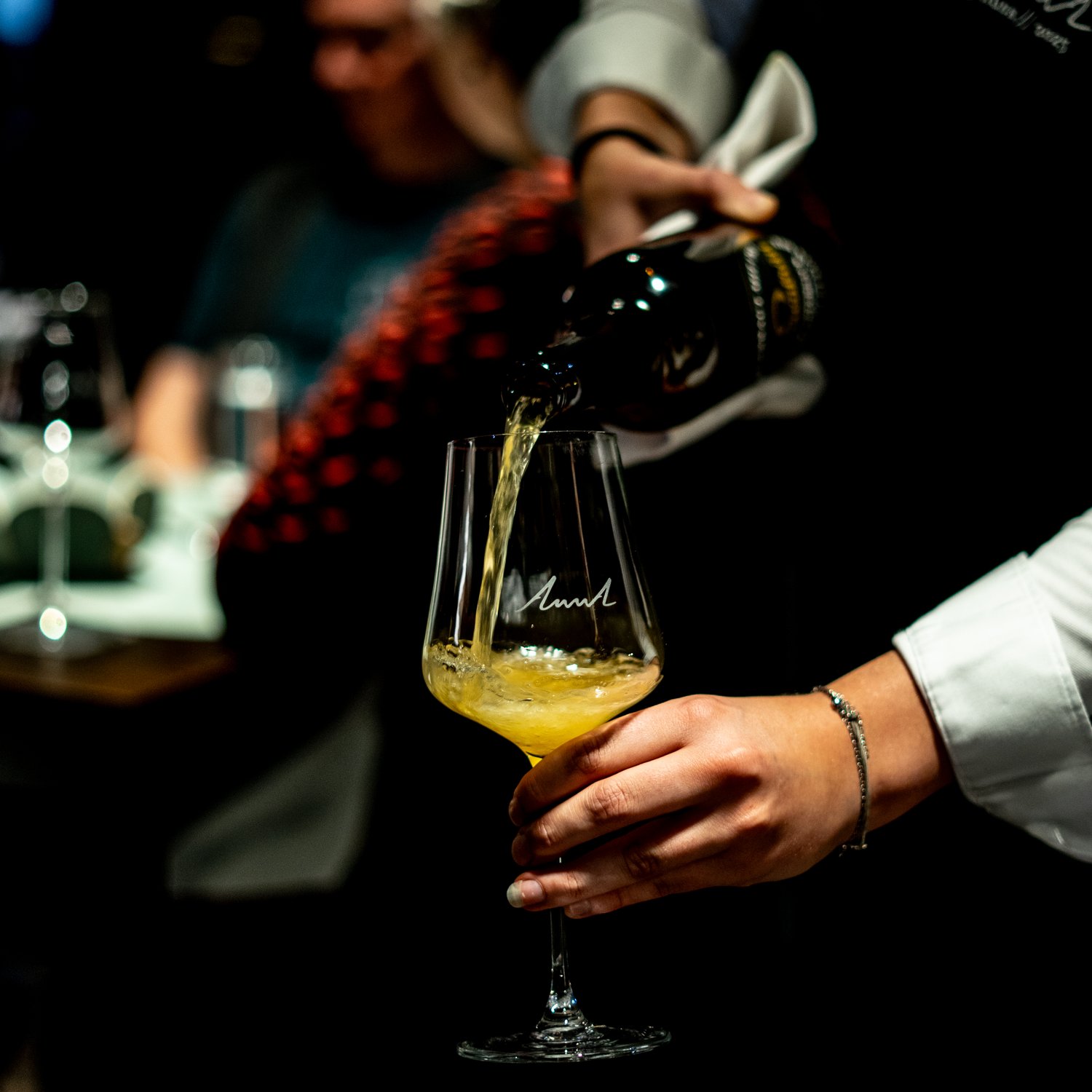 anna-restaurant-service-bier-einschenken-branded-glas