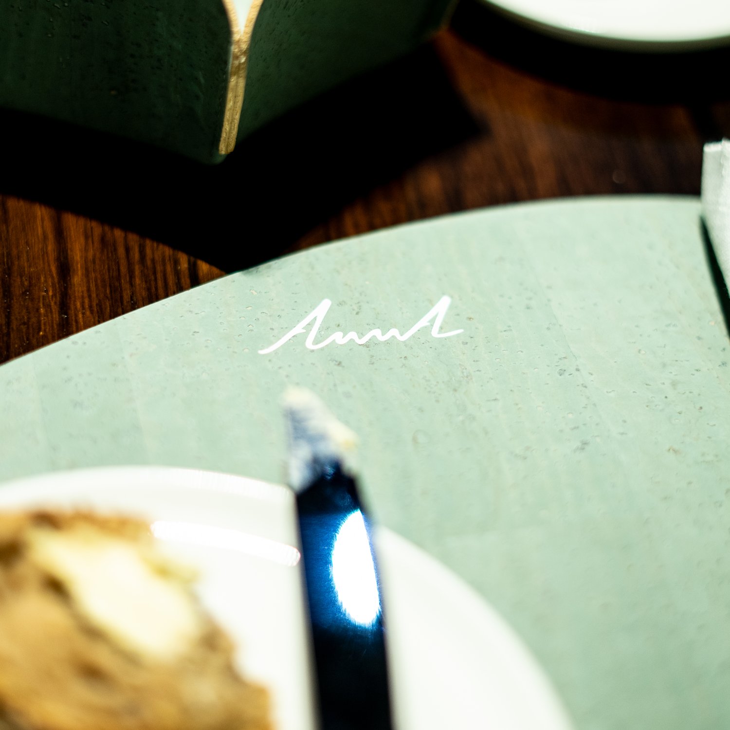 anna-restaurant-speisekarte-gruen-brot-gedeck