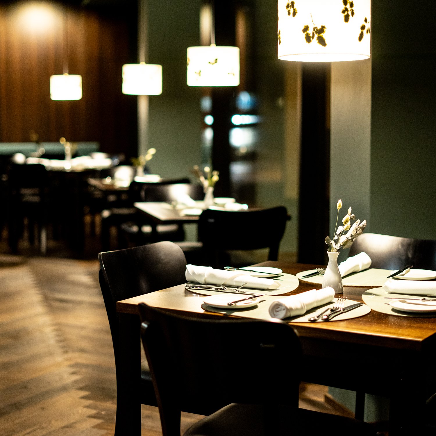 anna-restaurant-speisesaal-pendelleuchten-fischgraetboden