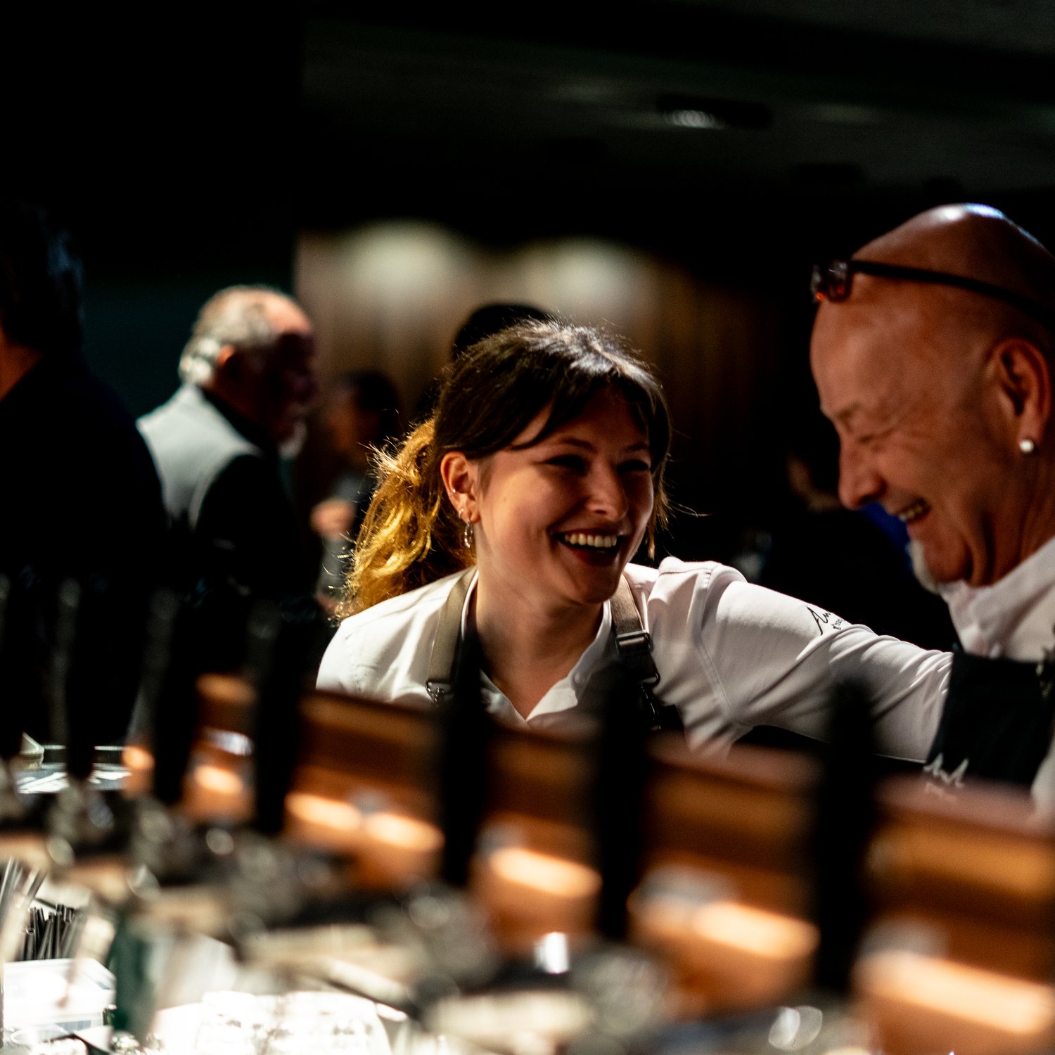 anna-restaurant-team-lachend-bar-atmosphaere