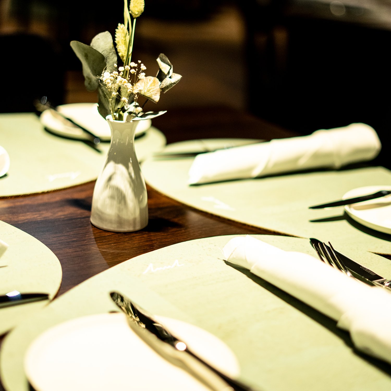 anna-restaurant-tischgedeck-blumenvase-gruene-teller