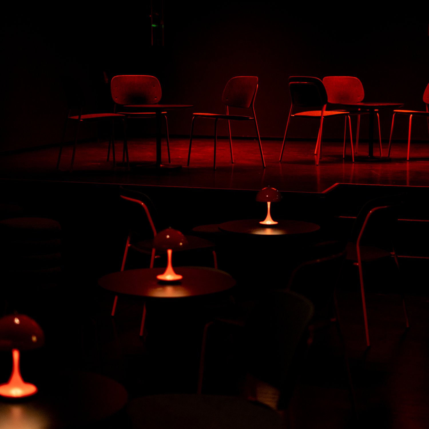 kellerbar-bar-atmosphaere-rotes-licht-stehtische