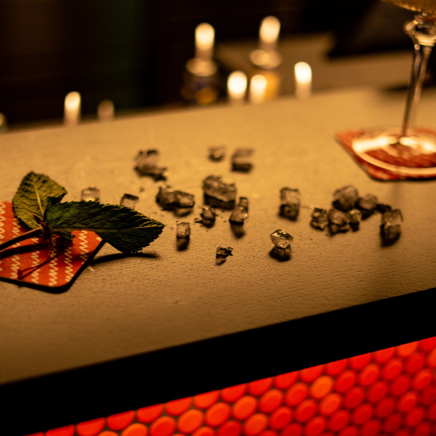 kellerbar-bar-detail-minzblaetter-eiswuerfel-mosaikfliesen