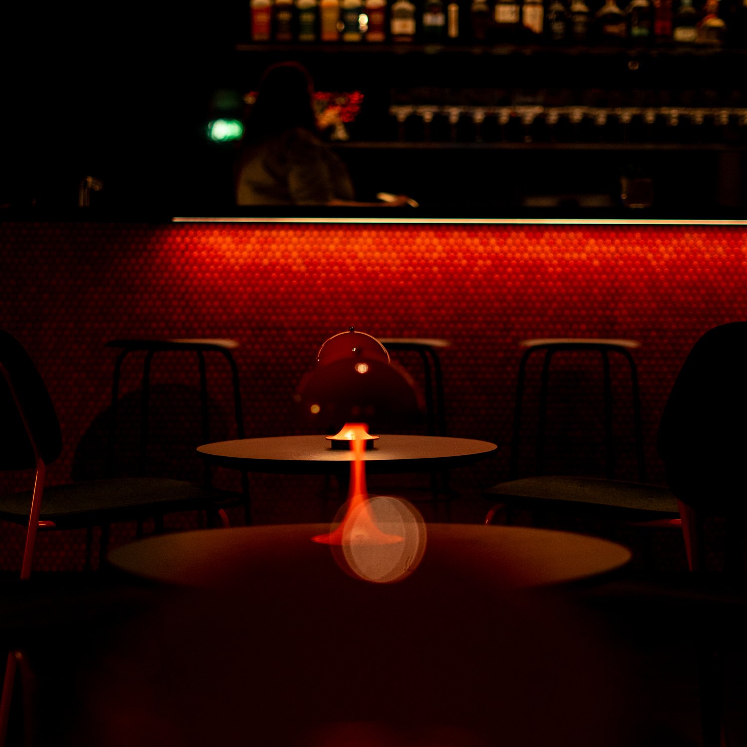 kellerbar-bar-tresen-mohrenbraeu-spirituosen-regal