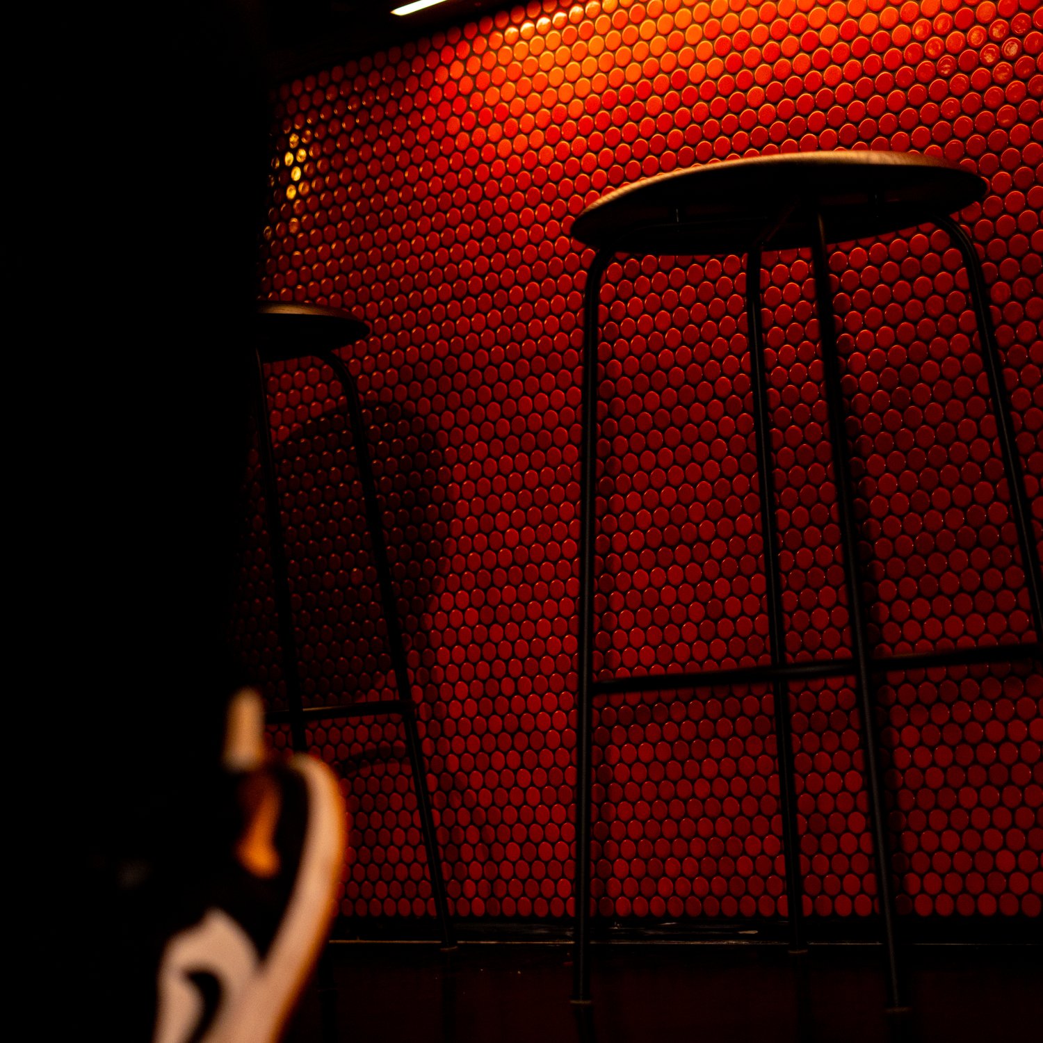 kellerbar-barhocker-rote-mosaikfliesen-wand-interior