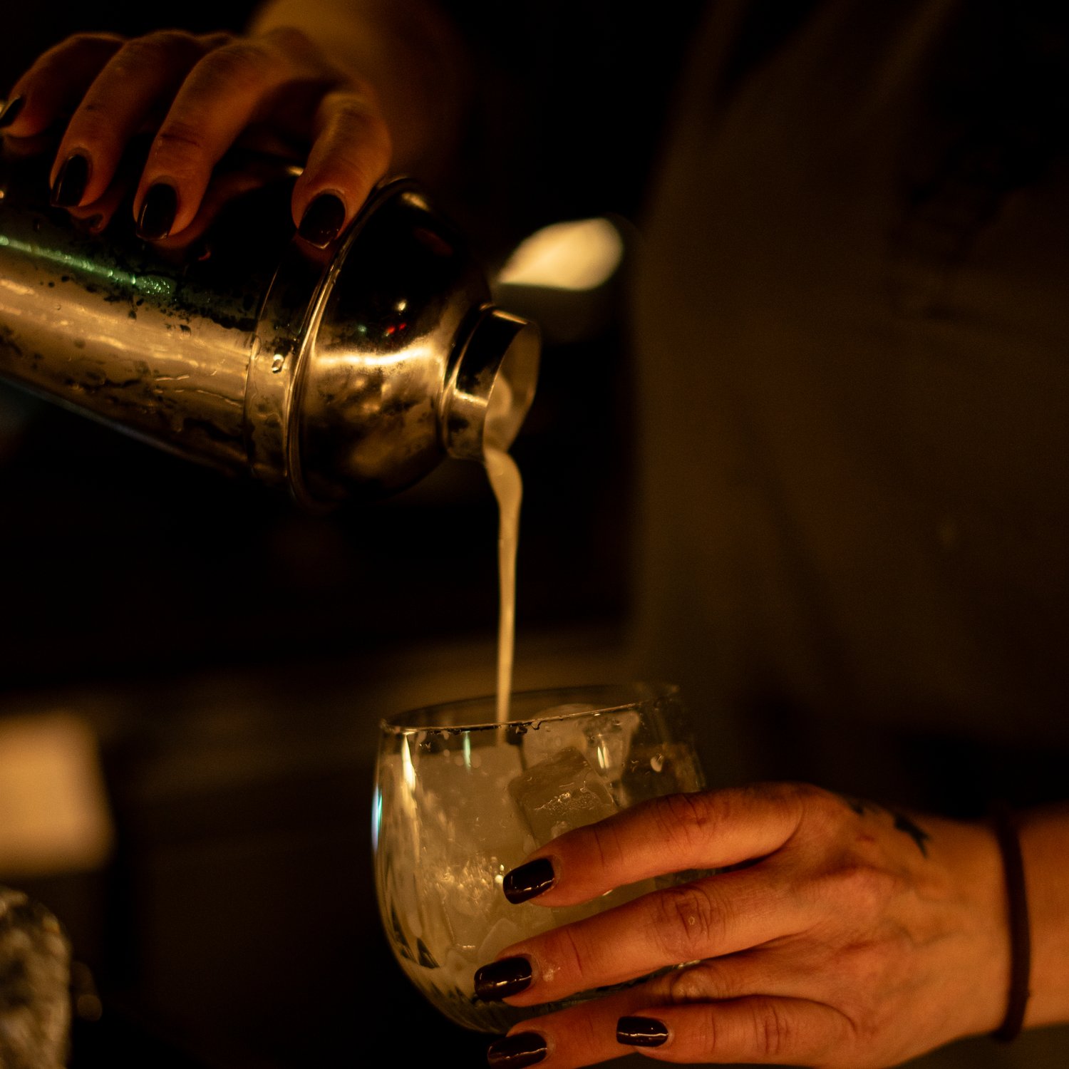 kellerbar-bartenderin-cocktail-shaker-handwerk