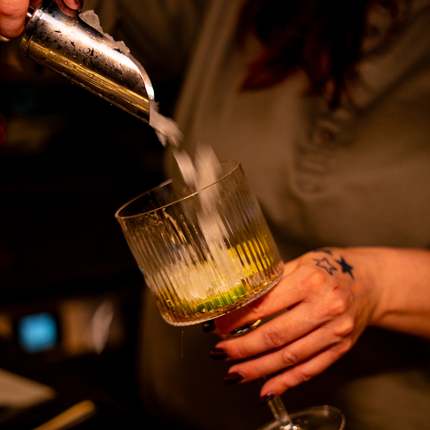 kellerbar-bartenderin-cocktail-zubereitung-shaker