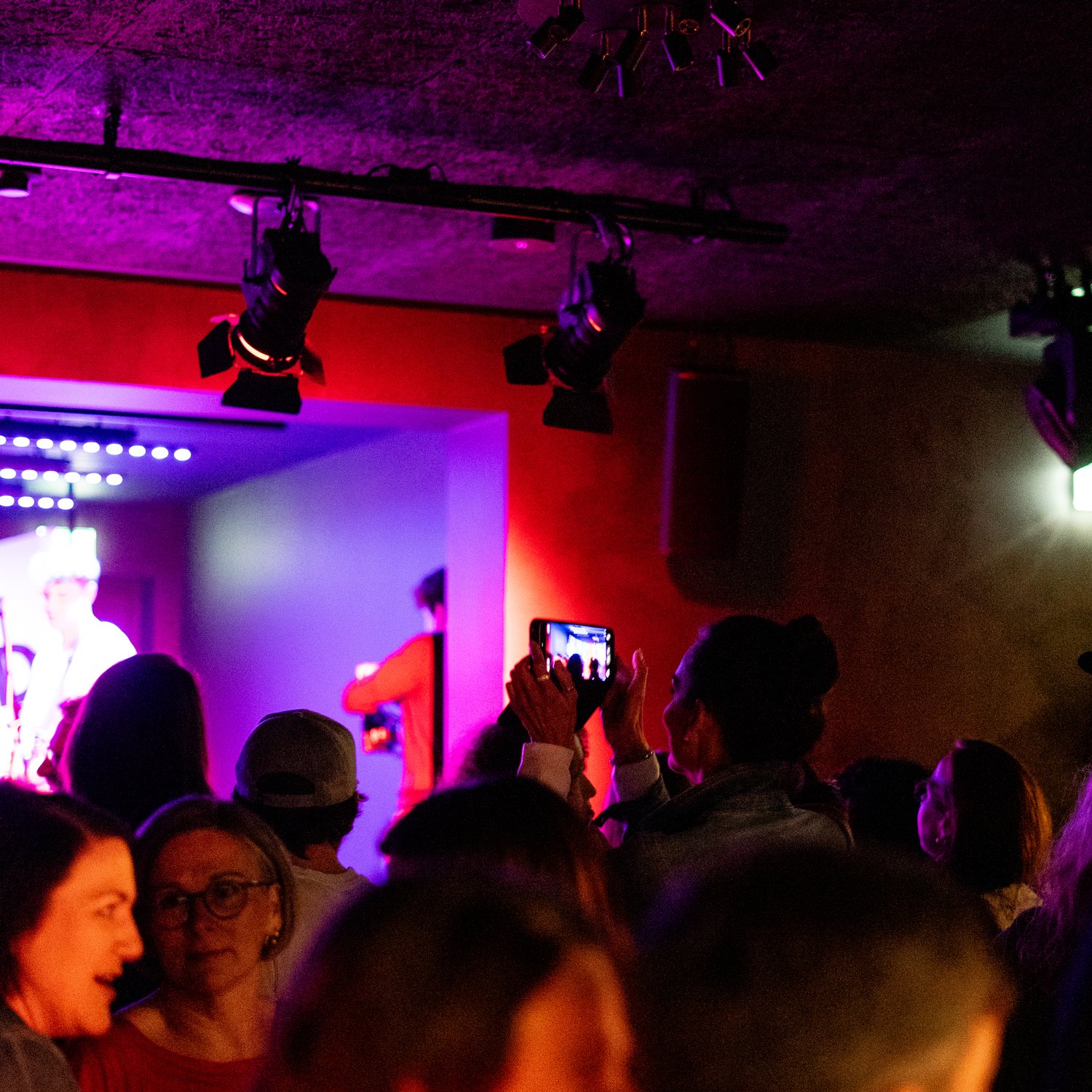 kellerbar-bartenderin-portrait-lachen-glaeser