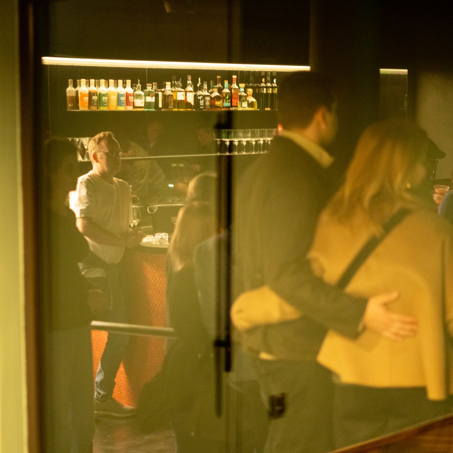 kellerbar-blick-durch-fenster-bar-reflexion