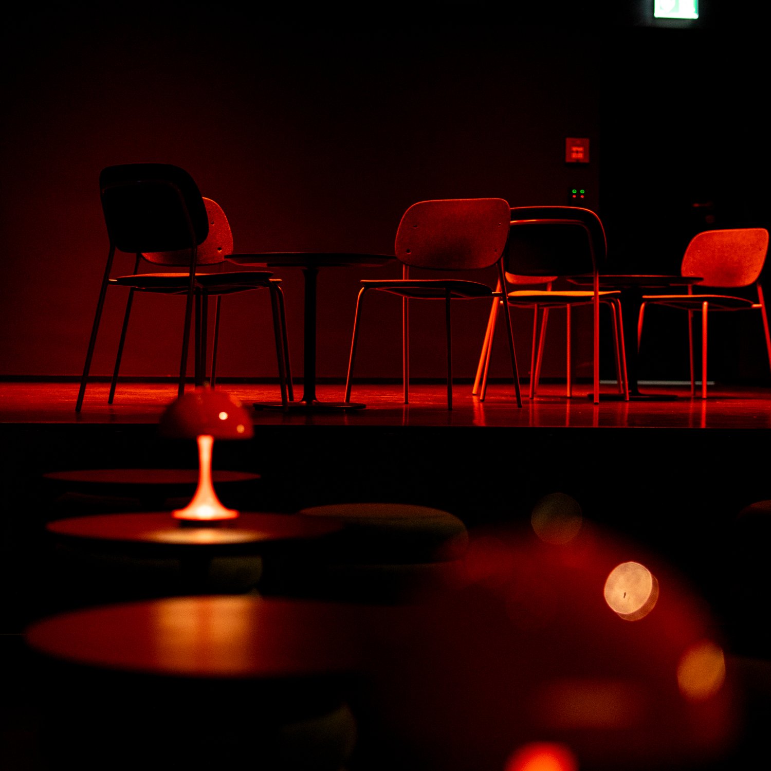 kellerbar-buehne-sitzbereich-rote-beleuchtung-event