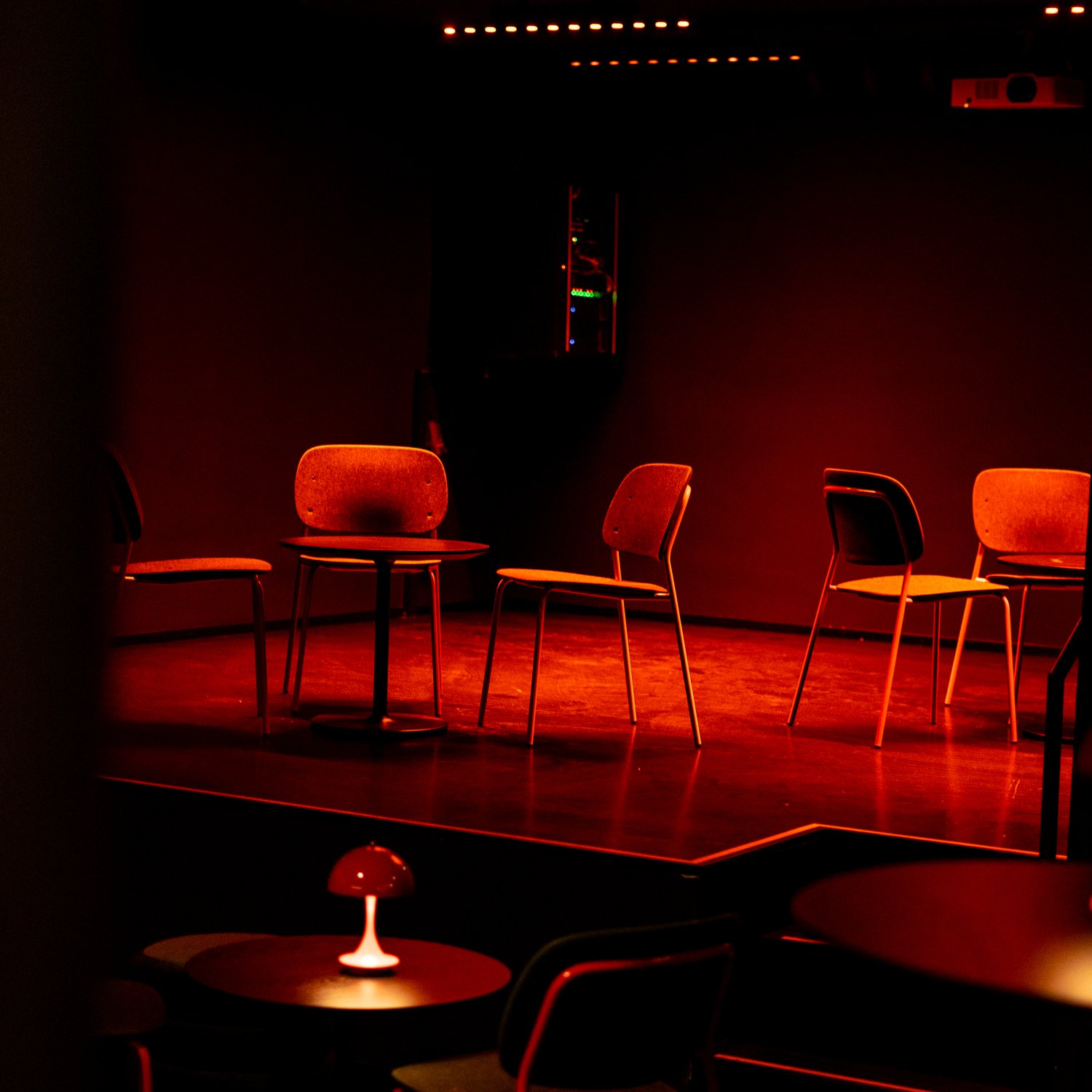kellerbar-buehne-stuehle-tischlampen-veranstaltung