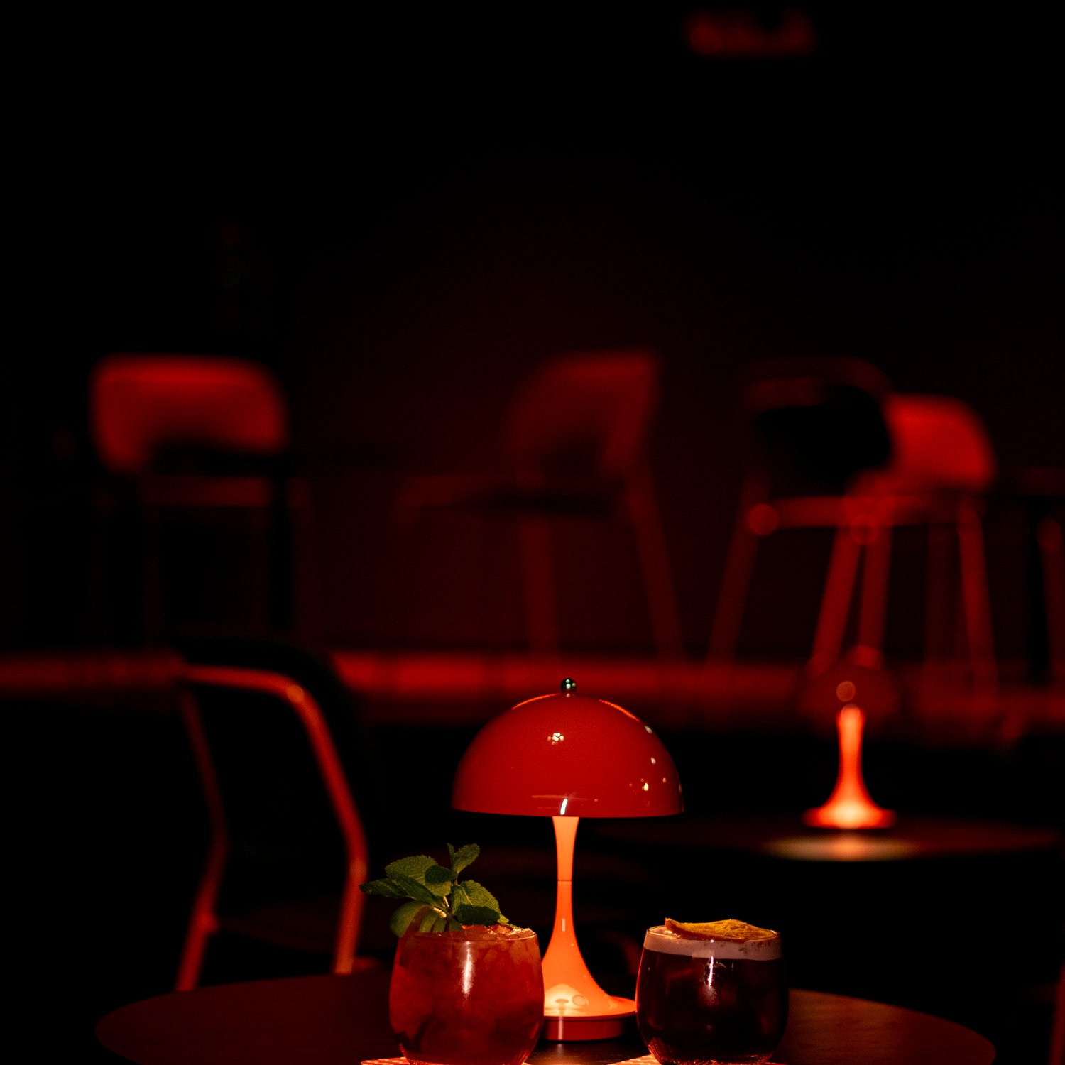 kellerbar-cocktails-auf-tisch-mushroom-lampe-abendstimmung