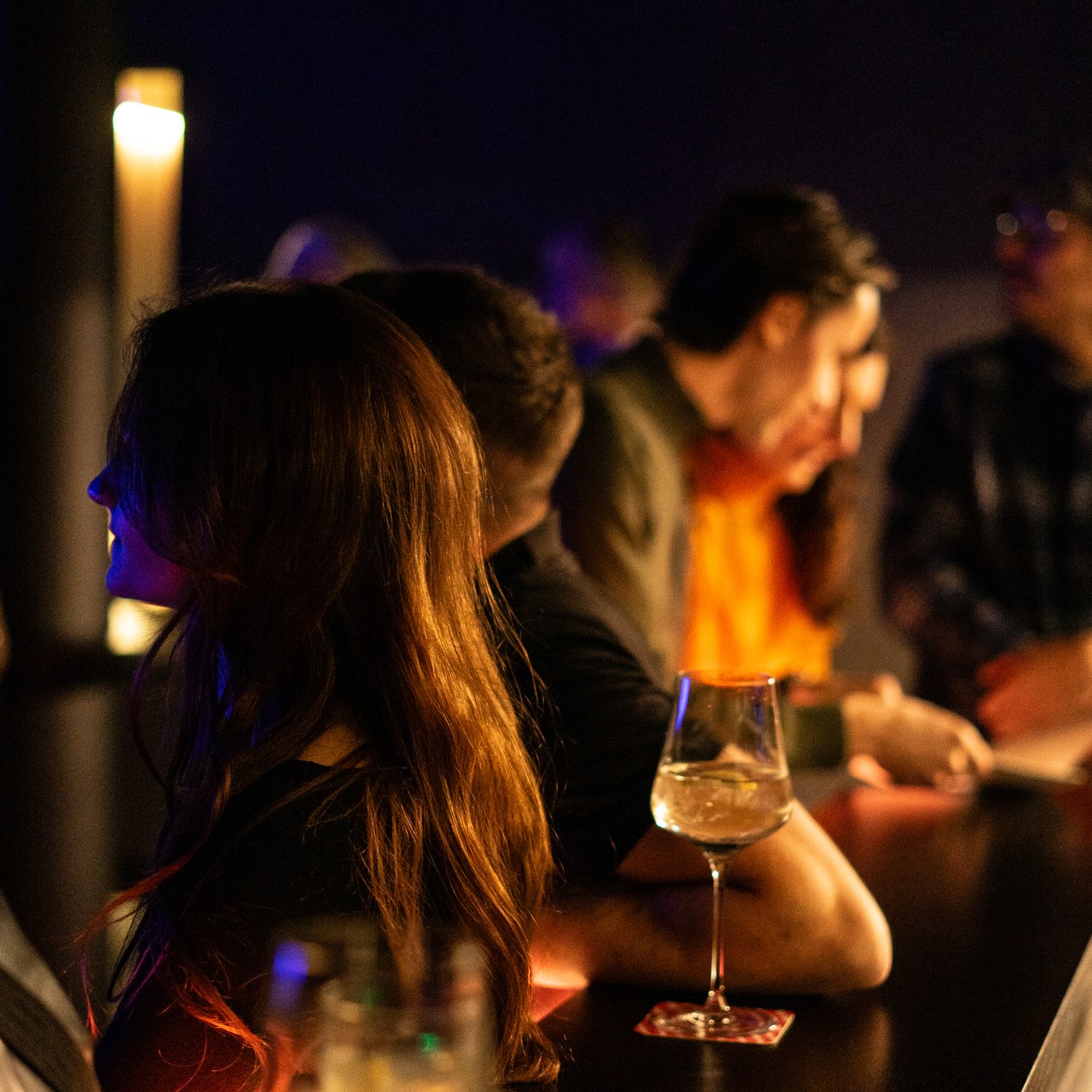 kellerbar-gaeste-an-der-bar-abendstimmung