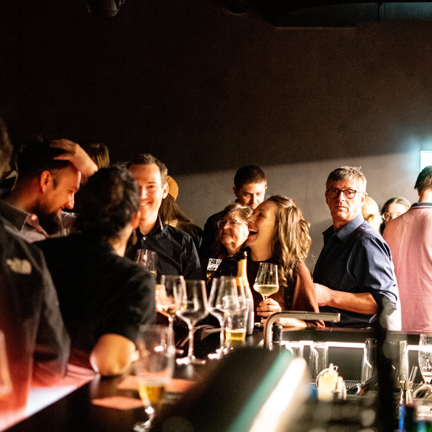 kellerbar-gaeste-bar-tresen-gesellige-stimmung