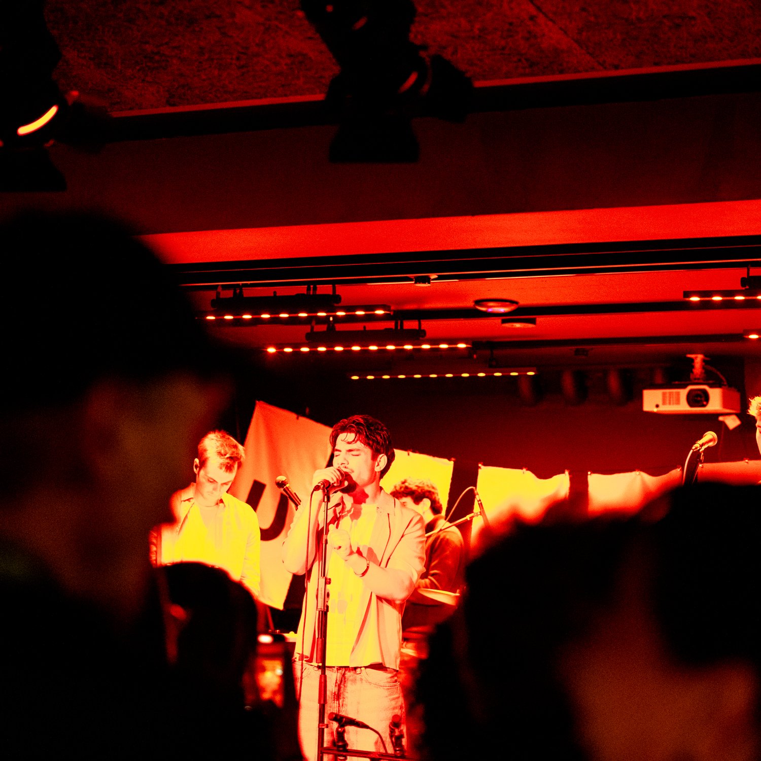 kellerbar-live-musik-saenger-buehne-konzert