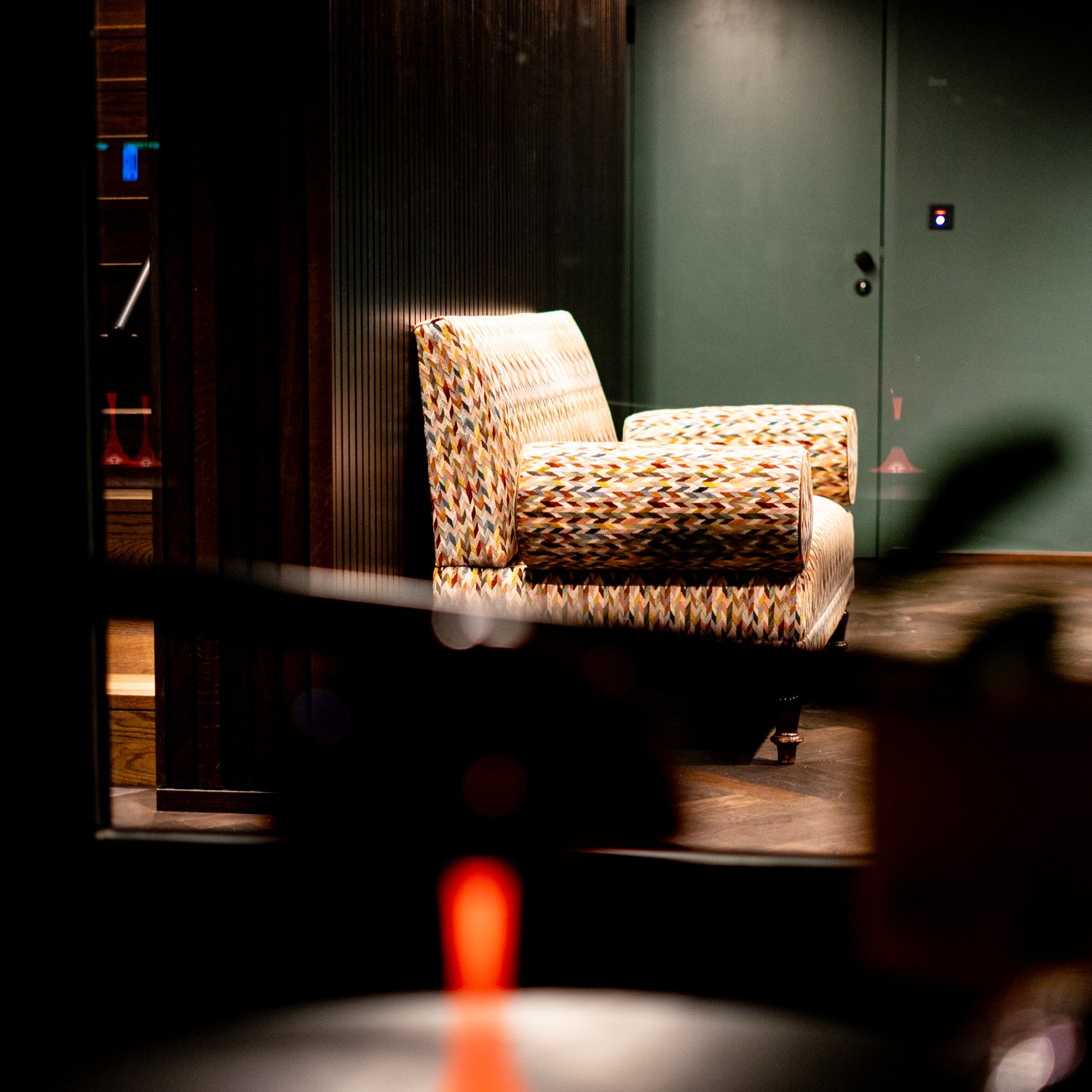 kellerbar-lounge-bereich-sessel-mushroom-lampe