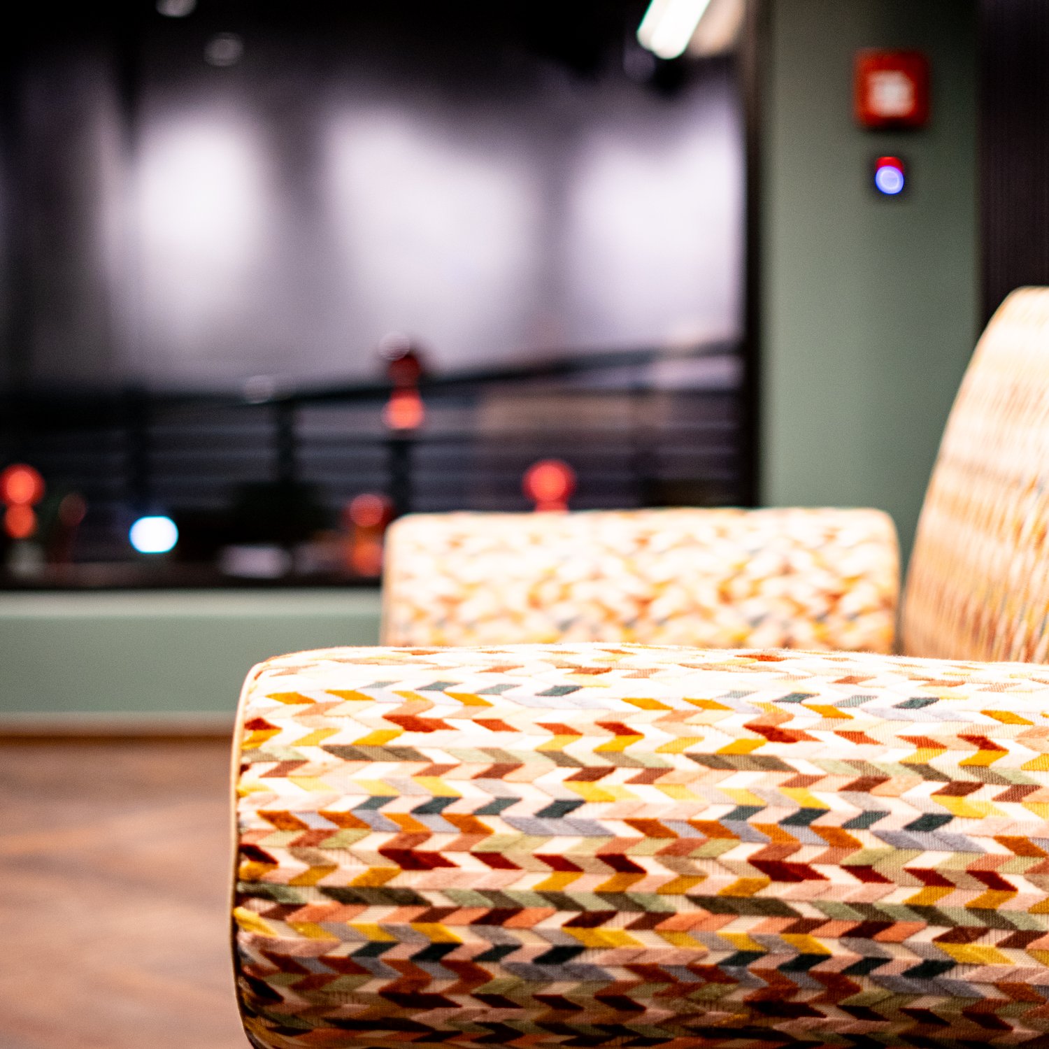 kellerbar-lounge-sessel-buntes-muster-interior-design