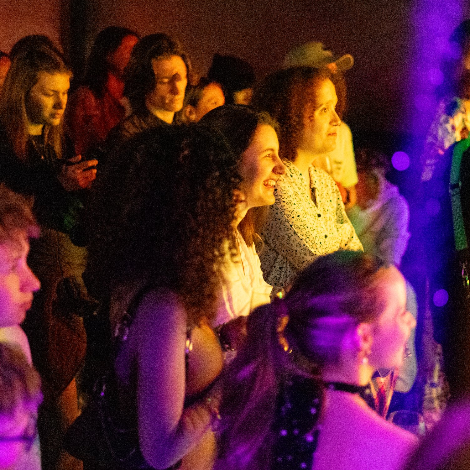 kellerbar-publikum-bar-wein-blaue-beleuchtung-event