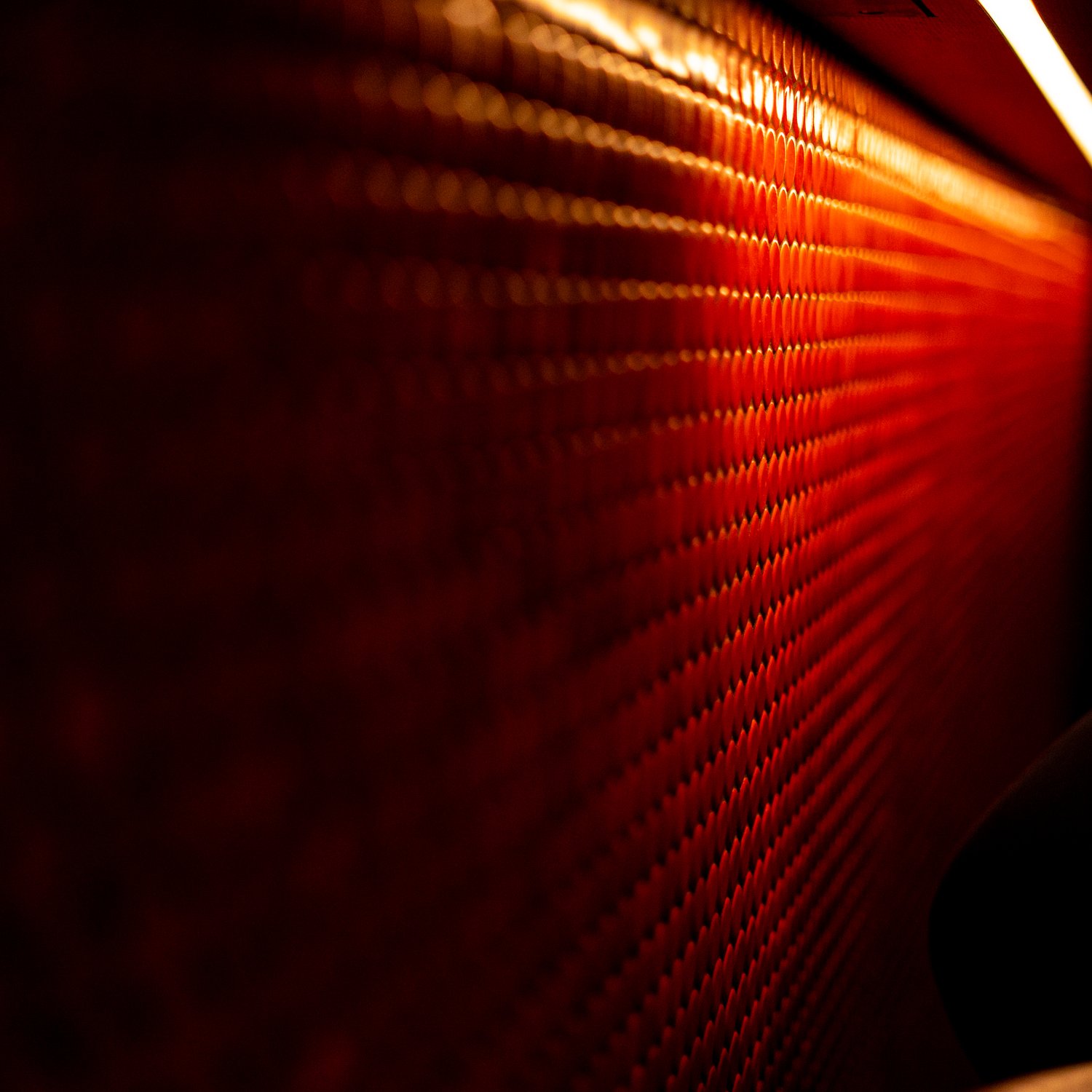 kellerbar-rote-mosaikwand-beleuchtung-detail