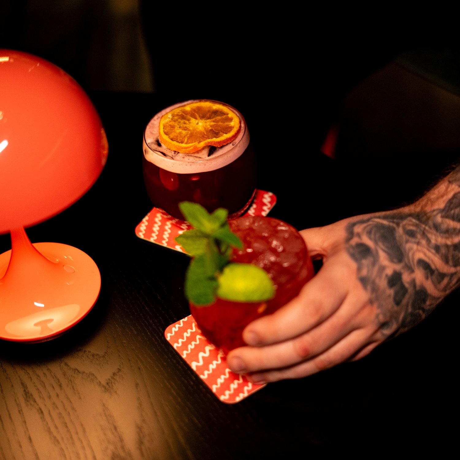 kellerbar-roter-cocktail-orangenscheibe-tattoo-service