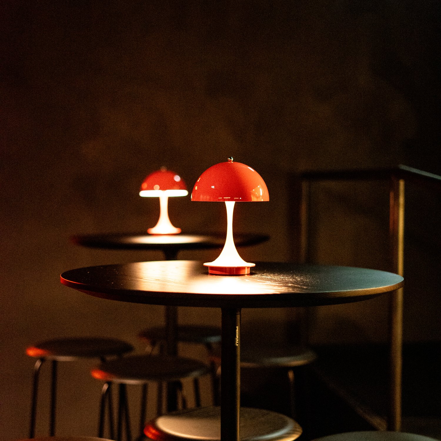 kellerbar-tischlampen-rote-mushroom-lampen-bar-interior
